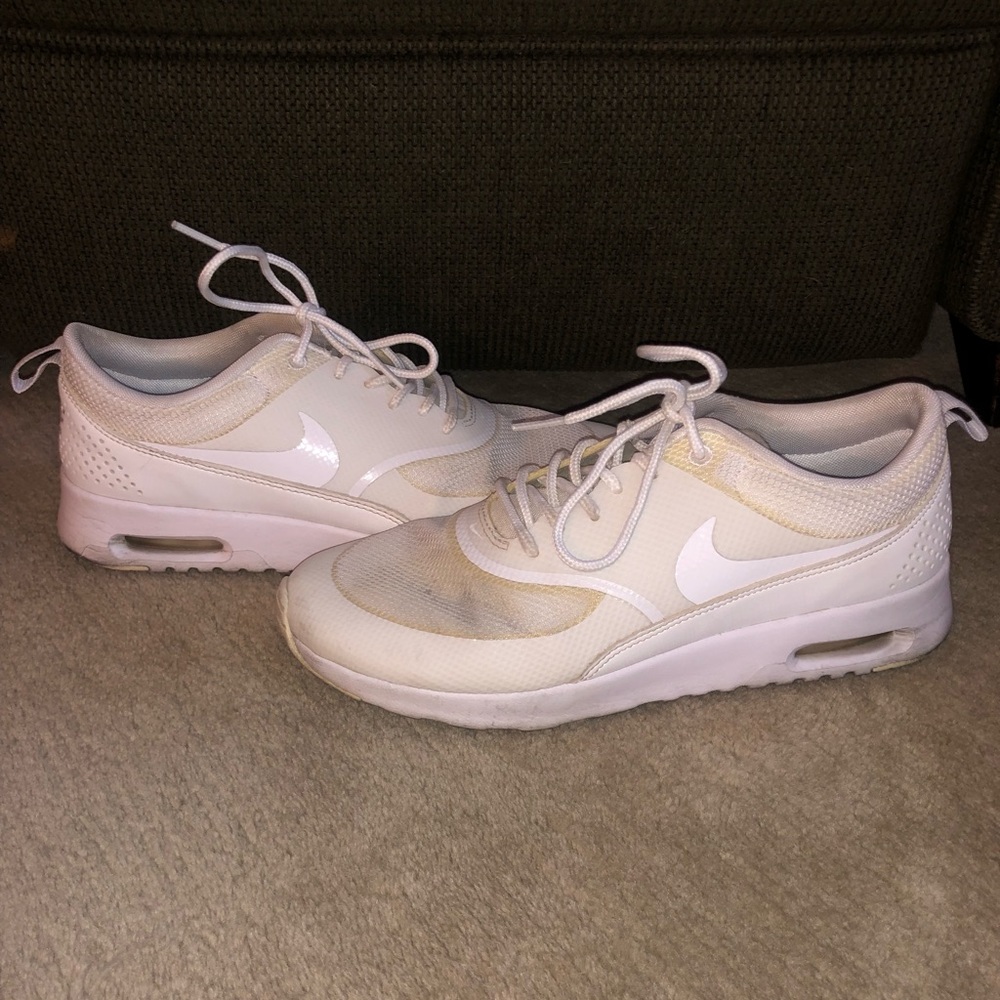 White nike shoes.
